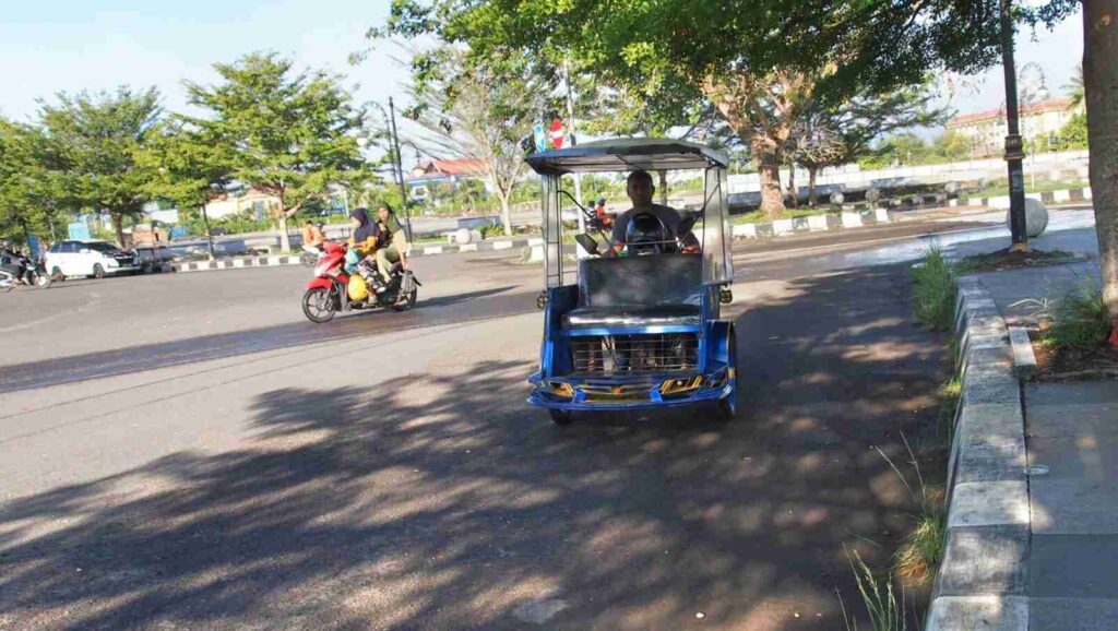 Bentor beroperasi di jalanan Sofifi sebagai transportasi harian masyarakat
