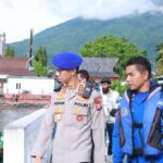 Personel Ditpolairud Polda Maluku Utara dalam kegiatan pengabdian di lapangan.