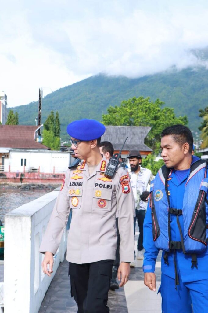 Personel Ditpolairud Polda Maluku Utara dalam kegiatan pengabdian di lapangan.