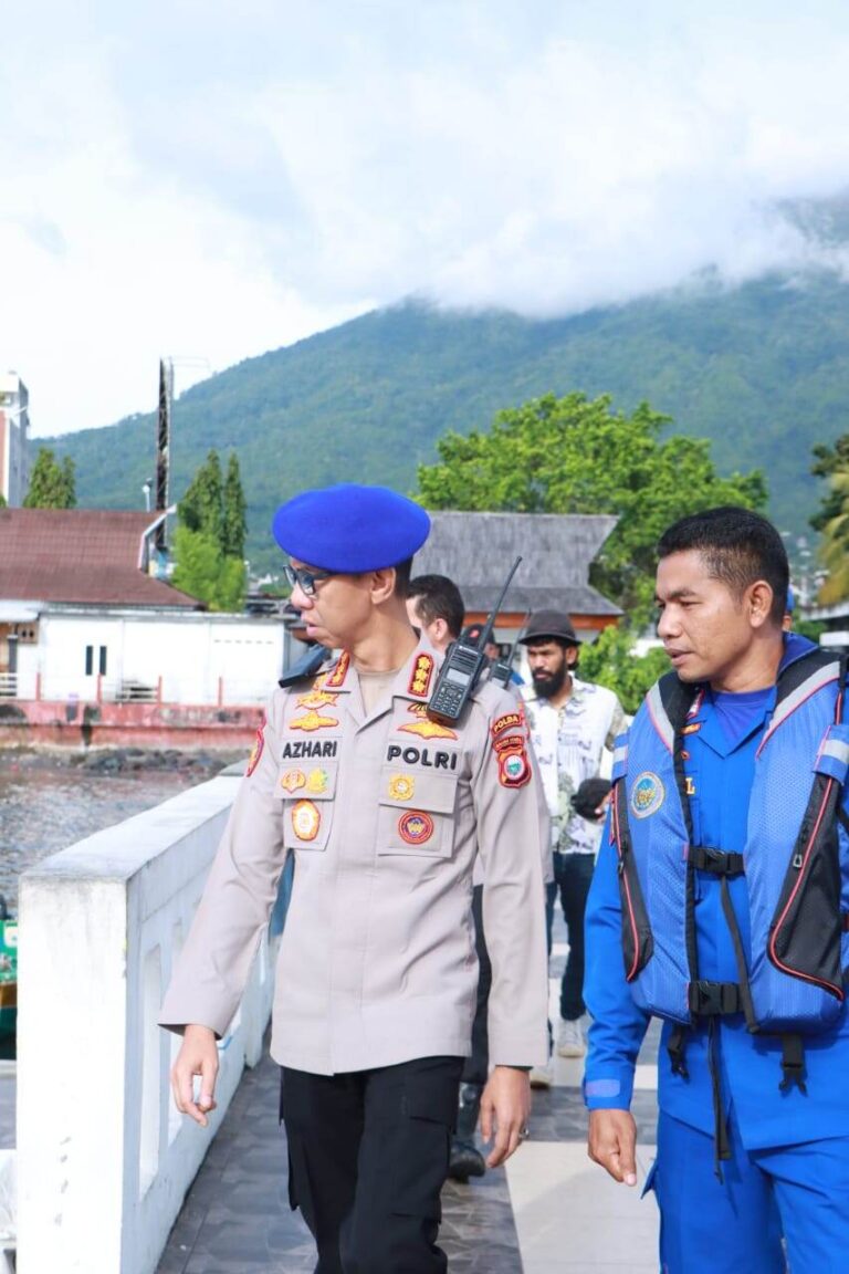 Personel Ditpolairud Polda Maluku Utara dalam kegiatan pengabdian di lapangan.