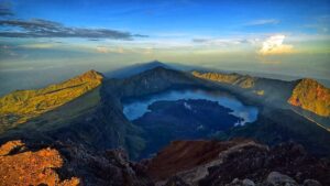 Pemandangan Gunung Rinjani dengan lanskap pegunungan dan alam yang megah