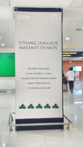 Suasana perjalanan yang menggambarkan pertemuan dan perpisahan dalam kehidupan