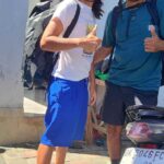 Seseorang berjalan ke depan dengan suasana reflektif sebagai simbol perjalanan hidup