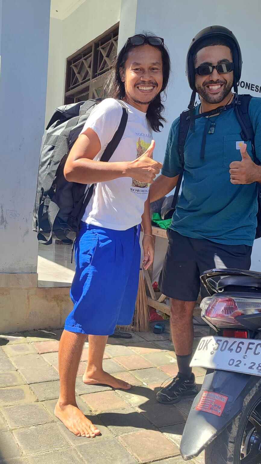 Seseorang berjalan ke depan dengan suasana reflektif sebagai simbol perjalanan hidup