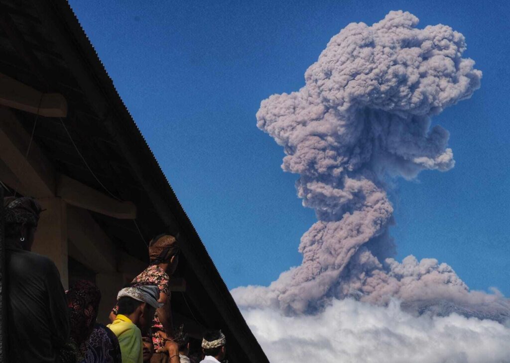 Ilustrasi suasana letusan gunung dengan langit dramatis sebagai simbol kekuatan dan momen perubahan