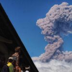 Ilustrasi suasana letusan gunung dengan langit dramatis sebagai simbol kekuatan dan momen perubahan
