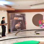 Sekelompok orang berkumpul dalam komunitas kecil dengan suasana santai dan sederhana