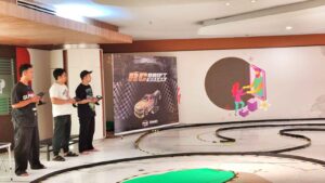 Sekelompok orang berkumpul dalam komunitas kecil dengan suasana santai dan sederhana