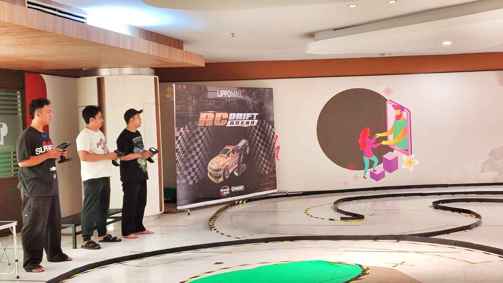 Sekelompok orang berkumpul dalam komunitas kecil dengan suasana santai dan sederhana