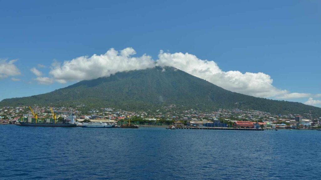 Irjen Pol Drs. Waris Agono, M.Si. dalam kegiatan di Maluku Utara dengan pendekatan kepemimpinan yang humanis