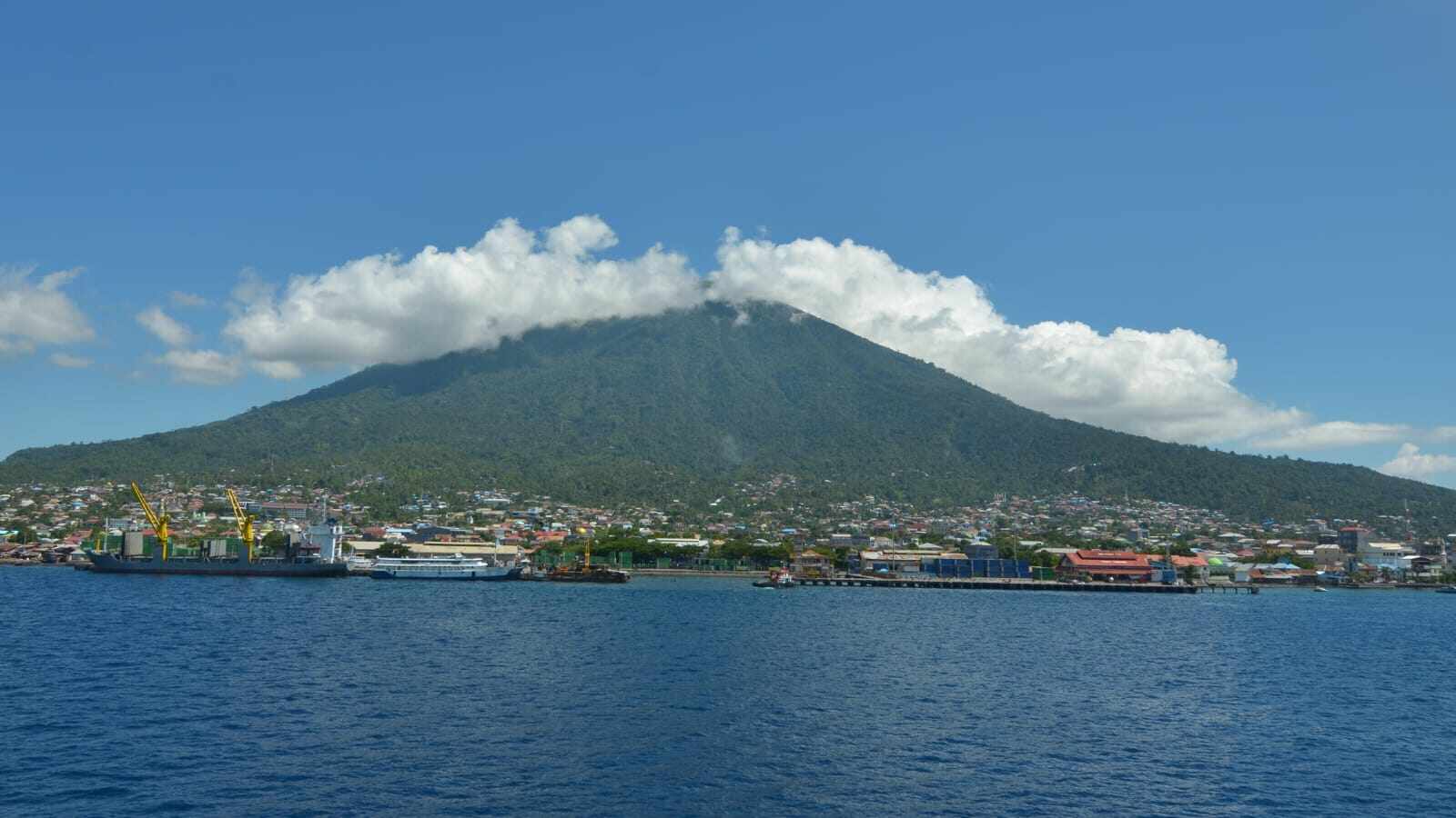 Irjen Pol Drs. Waris Agono, M.Si. dalam kegiatan di Maluku Utara dengan pendekatan kepemimpinan yang humanis