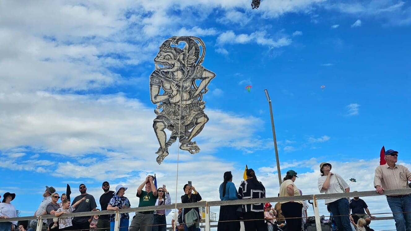 Kadek Armika dengan karya layang-layang Bali di ajang internasional.