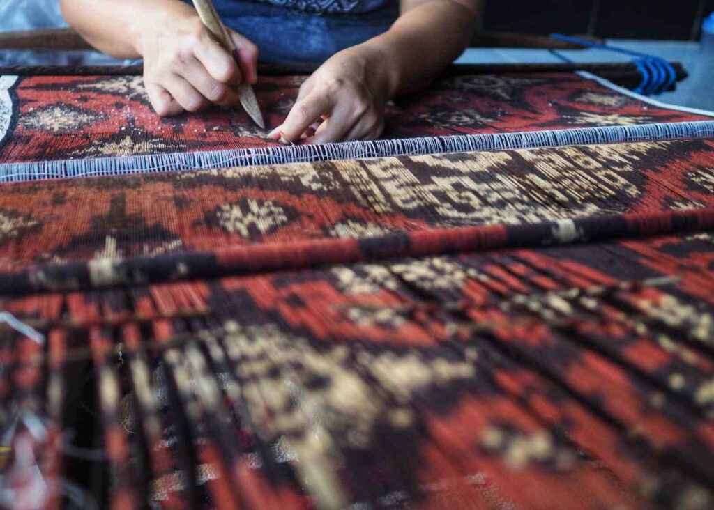 Kain tenun Gringsing dengan motif khas dan detail benang yang rumit