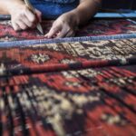 Kain tenun Gringsing dengan motif khas dan detail benang yang rumit