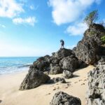 Seseorang dalam perjalanan menuju pulang dengan suasana yang tenang dan reflektif