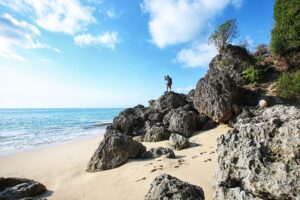 Seseorang dalam perjalanan menuju pulang dengan suasana yang tenang dan reflektif