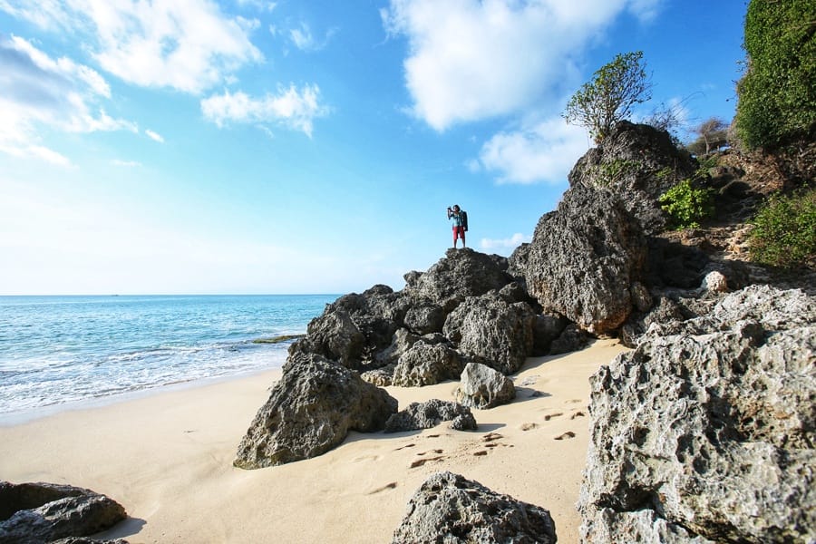 Seseorang dalam perjalanan menuju pulang dengan suasana yang tenang dan reflektif