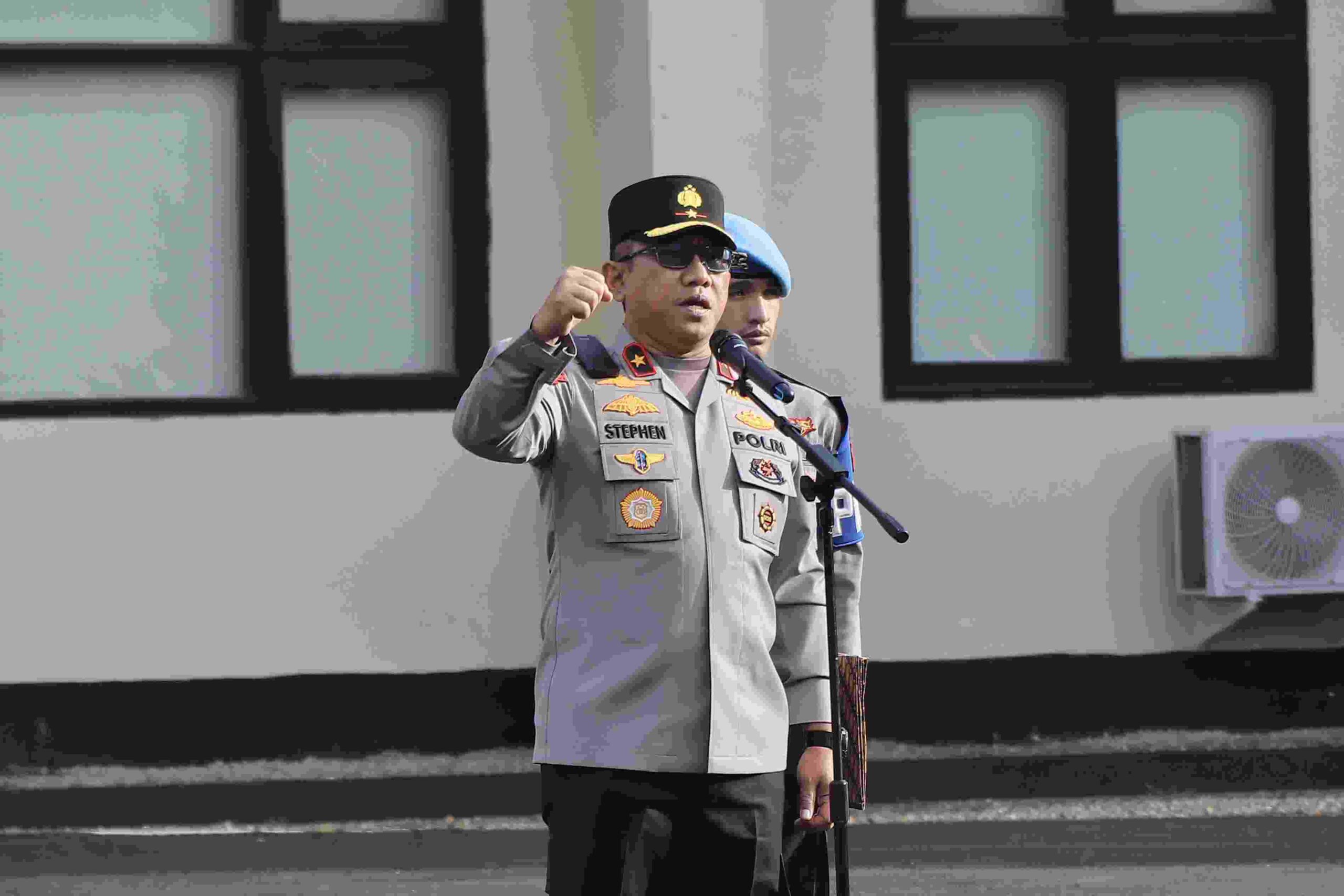 Brigjen Pol. Stephen M. Napiun dalam momen resmi kepolisian saat menjabat Wakapolda Maluku