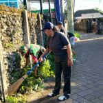 Warga melaksanakan kerja bakti bersama di lingkungan Tuban Griya dengan semangat gotong royong