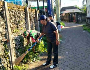 Warga melaksanakan kerja bakti bersama di lingkungan Tuban Griya dengan semangat gotong royong