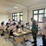 Kegiatan uji coba Program Makan Bergizi Gratis di SMP Negeri 17 Denpasar dengan siswa dan petugas