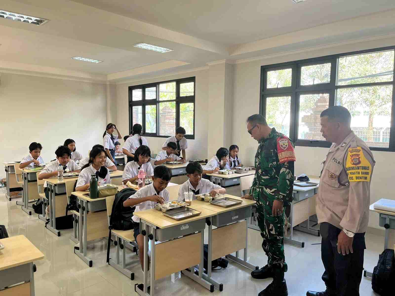 Kegiatan uji coba Program Makan Bergizi Gratis di SMP Negeri 17 Denpasar dengan siswa dan petugas