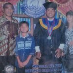 Suasana reflektif yang menggambarkan perjalanan hidup dan pencapaian seseorang