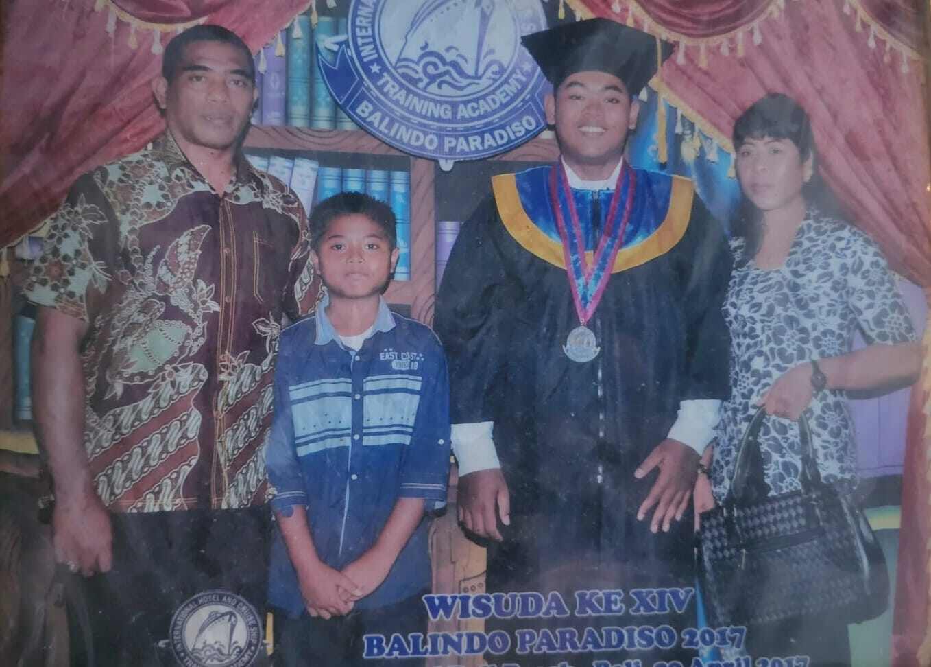 Suasana reflektif yang menggambarkan perjalanan hidup dan pencapaian seseorang