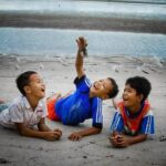 Ilustrasi reflektif tentang pertumbuhan diri tanpa kehilangan jati diri.