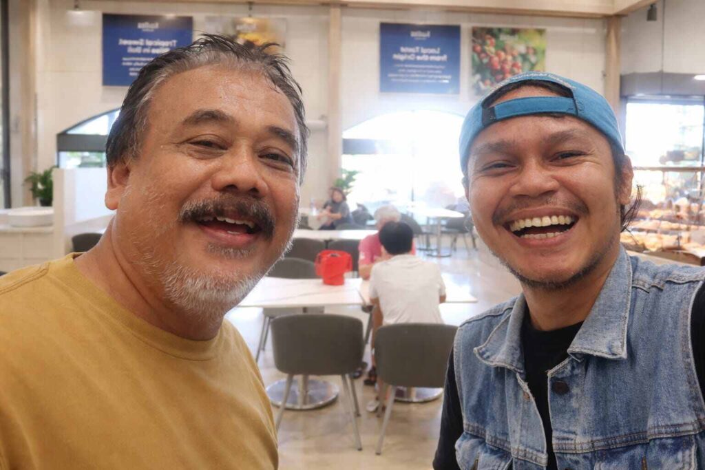 Pertemuan antara mantan wartawan magang dan purnawirawan Kombes Pol dalam suasana percakapan setara.