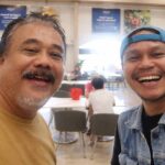 Pertemuan antara mantan wartawan magang dan purnawirawan Kombes Pol dalam suasana percakapan setara.