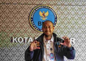 Kombes Pol. Leo Dedy Defretes dalam momen resmi kepolisian dengan sikap profesional