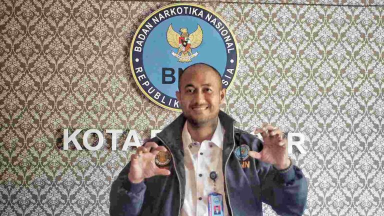 Kombes Pol. Leo Dedy Defretes dalam momen resmi kepolisian dengan sikap profesional