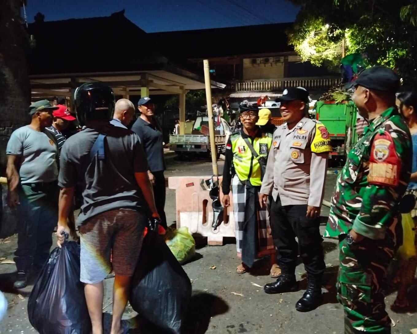 Sejumlah pihak bekerja sama dalam kegiatan lingkungan dengan semangat gotong royong