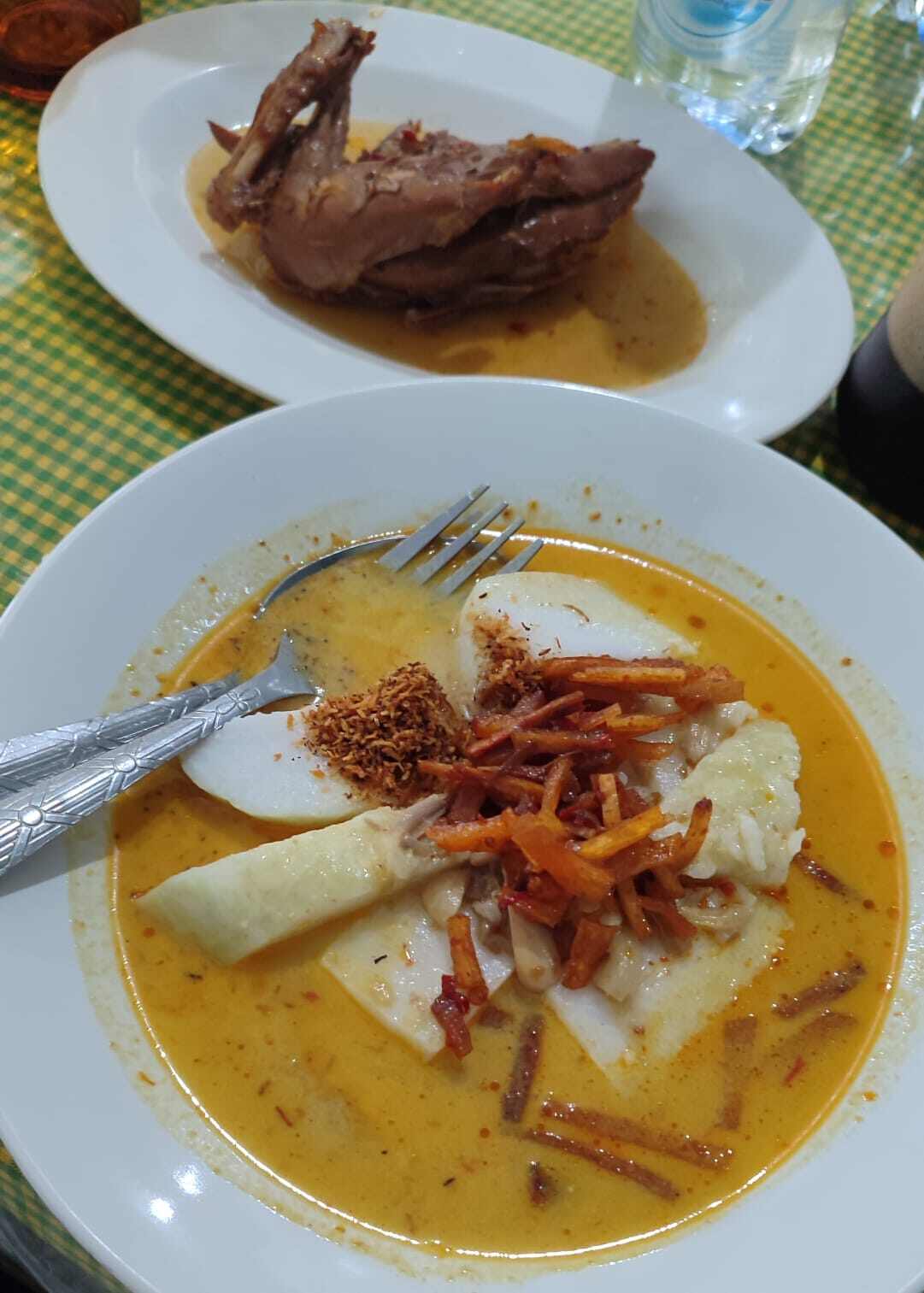 Sajian kuliner dengan hidangan menggugah selera di tempat makan yang nyaman