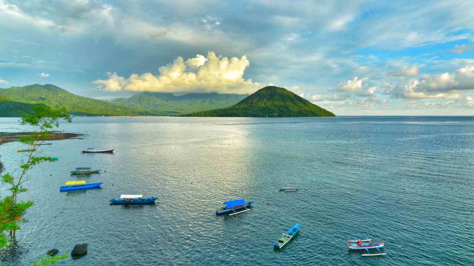 Lanskap Maluku Utara yang menggambarkan kehidupan masyarakat, alam, dan harmoni keseharian
