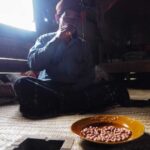 Babinsa berinteraksi dengan masyarakat dalam menjaga keamanan wilayah.