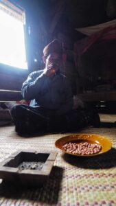 Babinsa berinteraksi dengan masyarakat dalam menjaga keamanan wilayah.