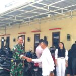 Babinsa berinteraksi dengan masyarakat dalam menjaga keamanan wilayah.