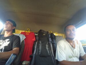 Perjalanan menggunakan truk ekspedisi melintasi rute Bali menuju Lombok bersama sopir