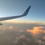 Pesawat mendarat di bandara dengan penumpang bersiap melanjutkan perjalanan masing-masing