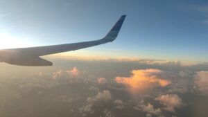 Pesawat mendarat di bandara dengan penumpang bersiap melanjutkan perjalanan masing-masing