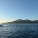 Seseorang berada dalam suasana tenang dan reflektif sebagai simbol makna “pulang”