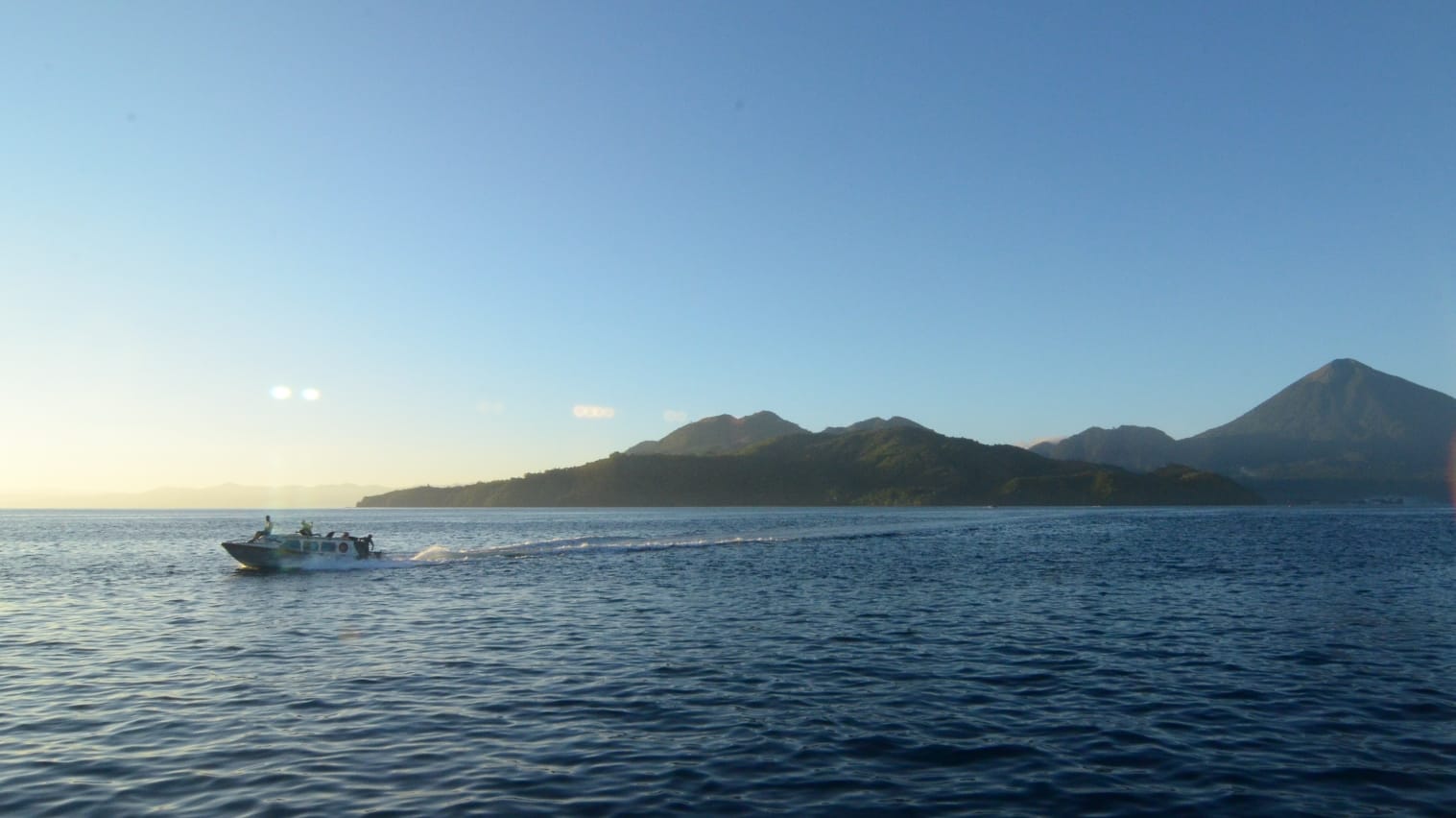 Seseorang berada dalam suasana tenang dan reflektif sebagai simbol makna “pulang”