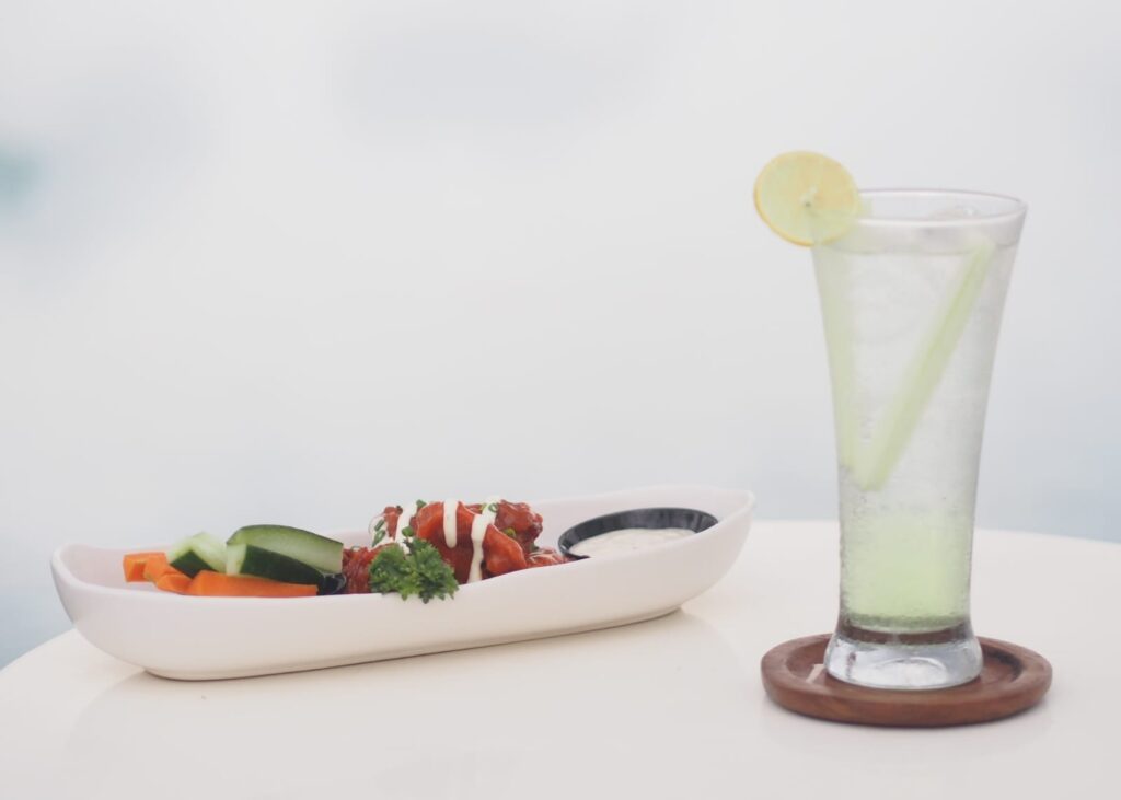 Suasana santai di Umalas Lounge Magnum dari pagi hingga malam.