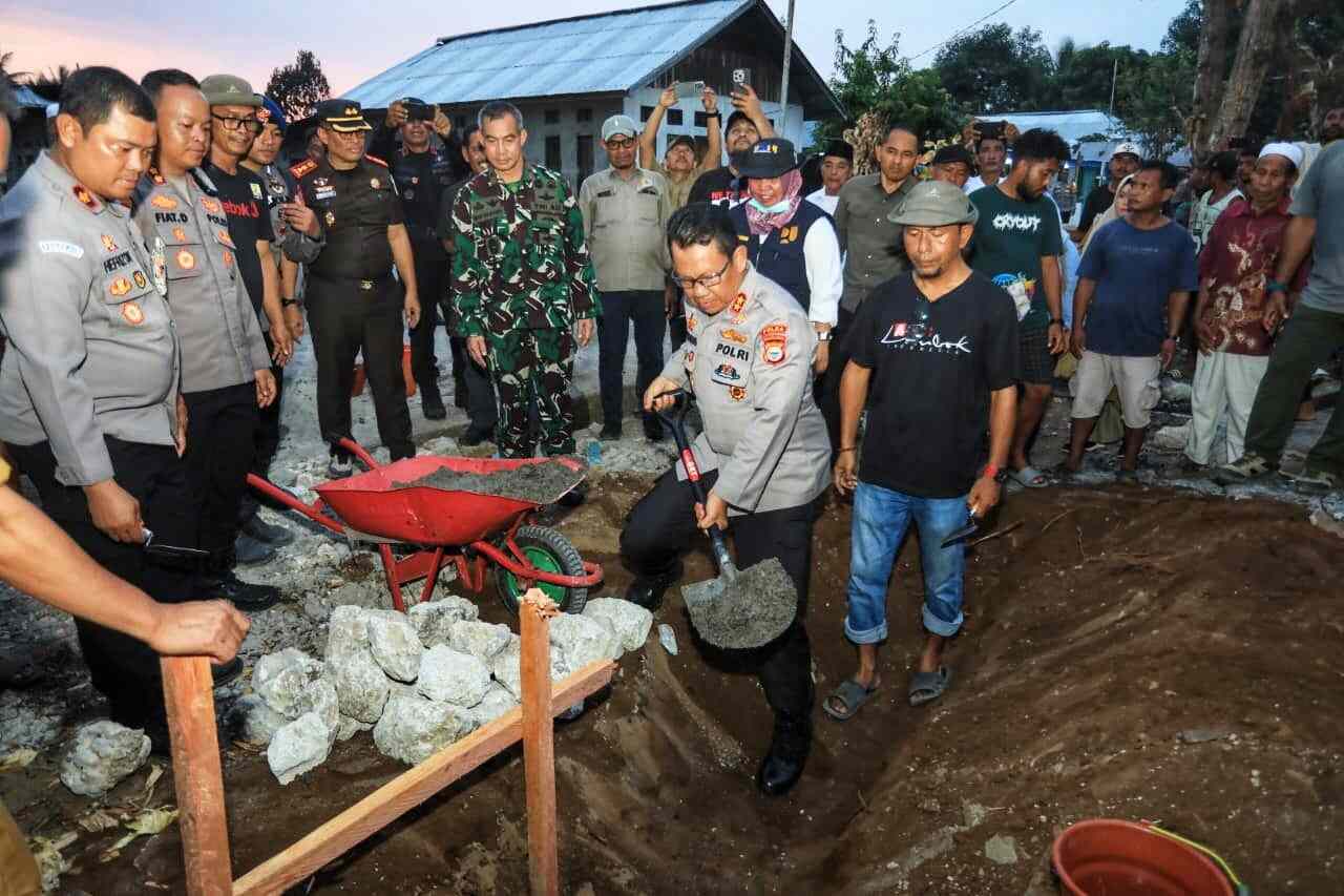 Proses rekonstruksi bangunan dengan keterlibatan berbagai pihak.