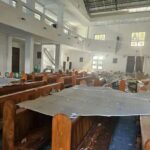 Bangunan mengalami kerusakan akibat gempa bumi di Sulawesi Utara.