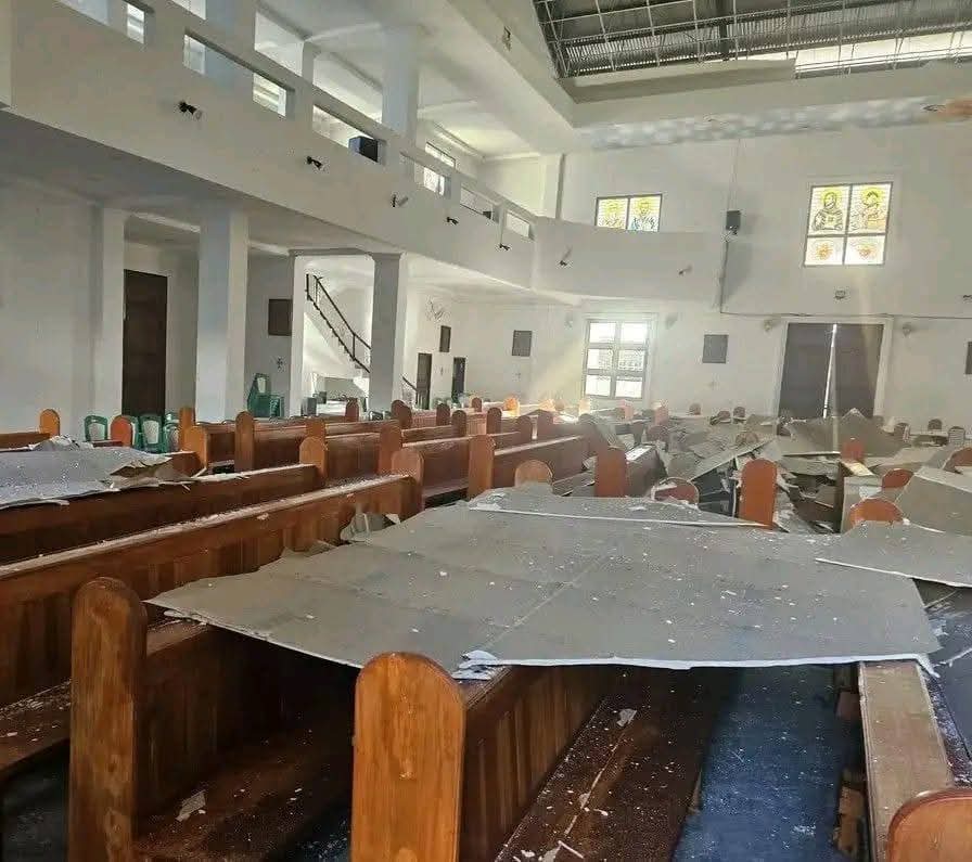 Bangunan mengalami kerusakan akibat gempa bumi di Sulawesi Utara.