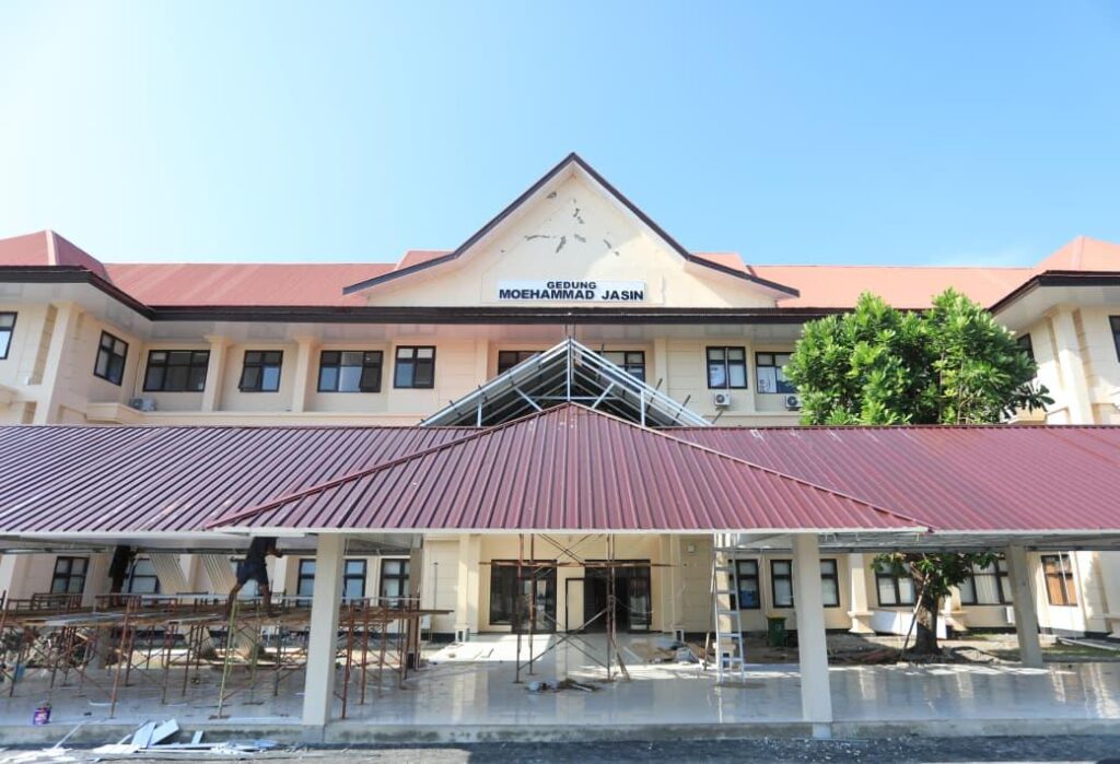 Kerusakan ringan pada bangunan di lingkungan Polda Maluku Utara akibat gempa.