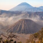 Pemandangan Gunung Bromo dengan lanskap khas pegunungan dan lautan pasir.
